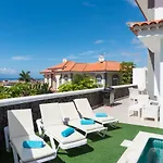 Luxury White With Sea View, Heated Pool Vila