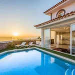 Luxury White With Sea View, Heated Pool أذيخي