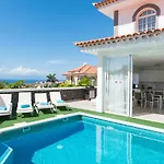 Luxury White With Sea View, Heated Pool 别墅