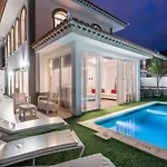 فيلة Luxury White With Sea View, Heated Pool أذيخي