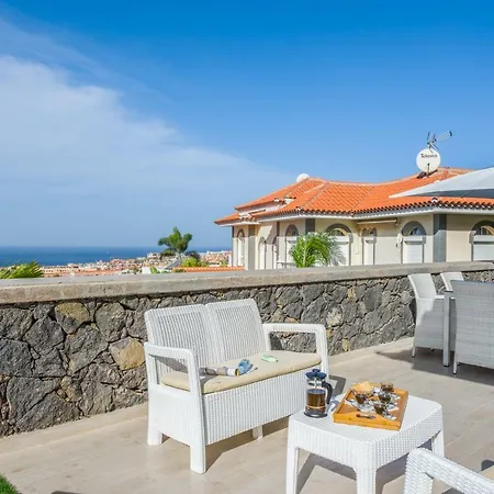 Luxury White With Sea View, Heated Pool فيلة
