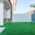 ヴィラ Luxury White With Sea View, Heated Pool