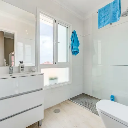וילה Luxury White With Sea View, Heated Pool אדחה